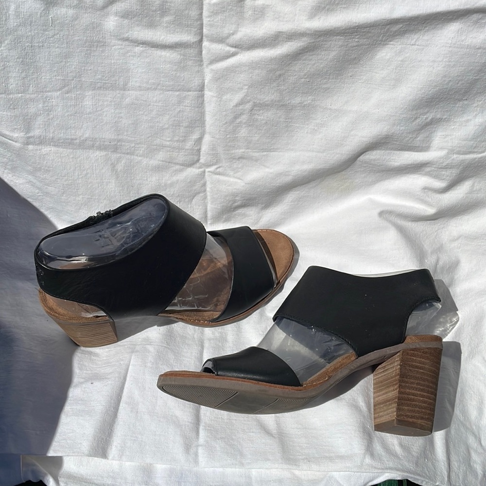 Tom’s Size 9 Womens black leather shoes.